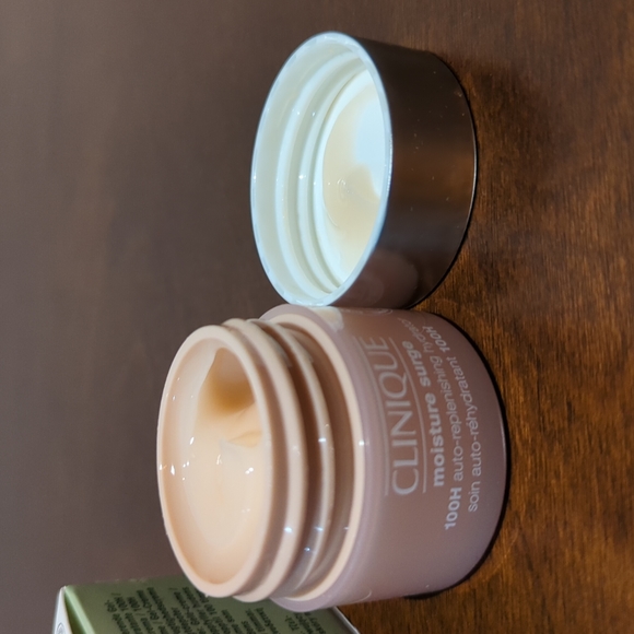 Clinique Moisture surge .5oz - Picture 2 of 3